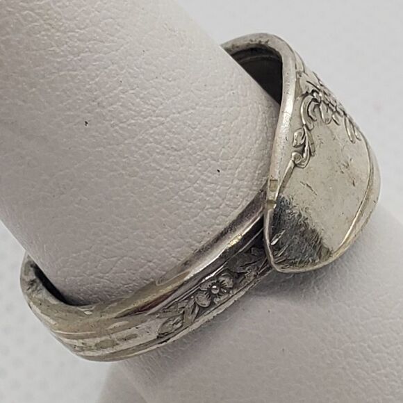 Vintage Tudor Plate Oneida Silverware Ring - Picture 3 of 6